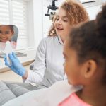 Strategii pentru a ajuta copiii să învingă frica de dentist